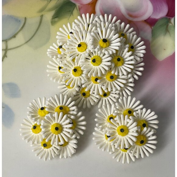 Vintage 1960s West Germany Rubber Plastic Daisy Flower Brooch Earrings Set - Picture 1 of 8